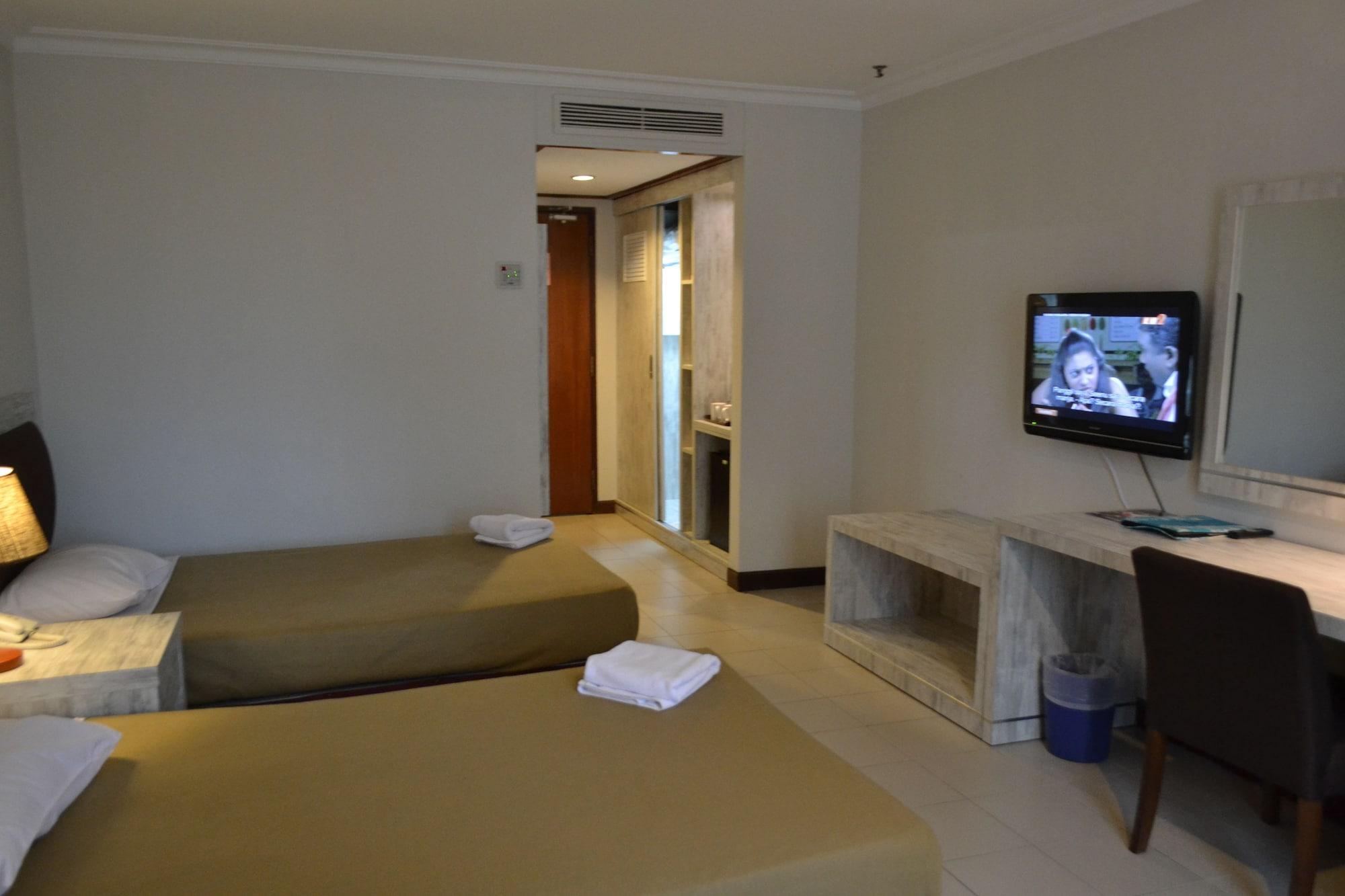 De Rhu Beach Resort Куантан Екстериор снимка