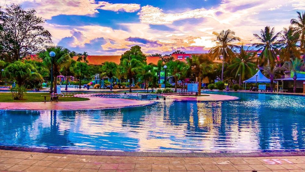De Rhu Beach Resort Куантан Екстериор снимка