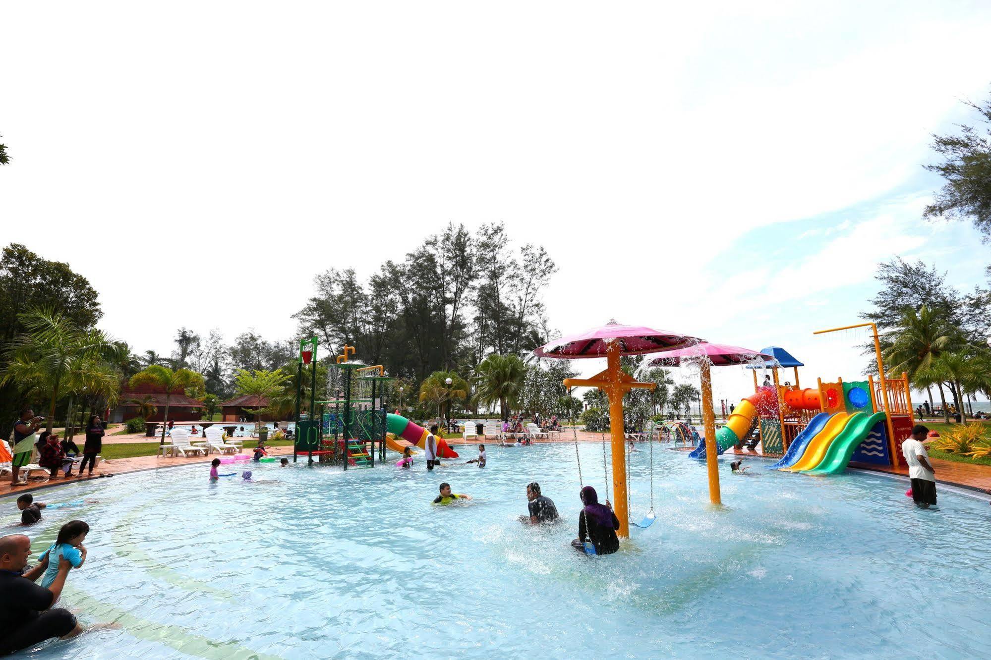 De Rhu Beach Resort Куантан Екстериор снимка
