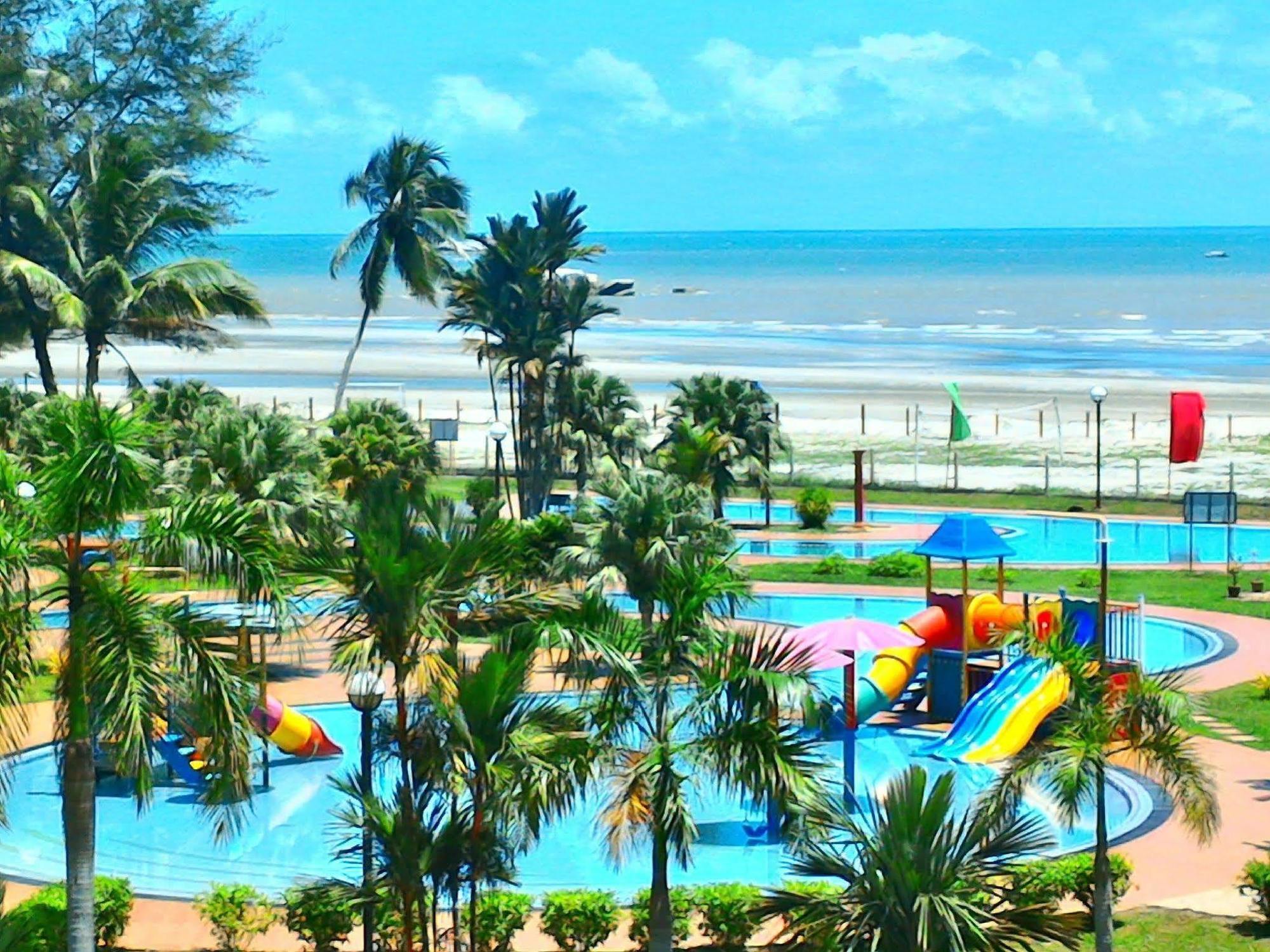 De Rhu Beach Resort Куантан Екстериор снимка